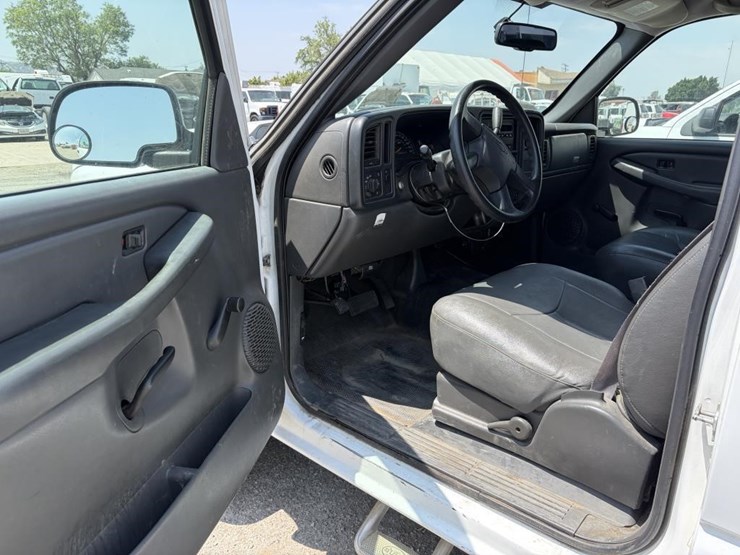 2006-chevrolet-2500hd-image-9