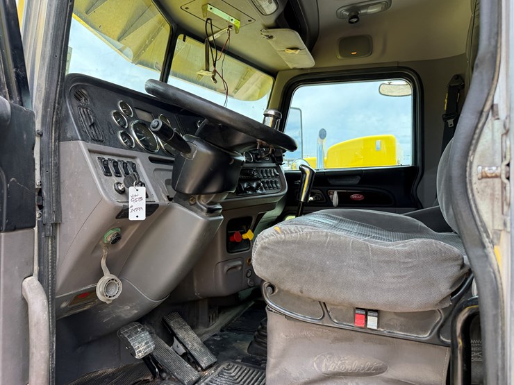 2014-peterbilt-389-image-11