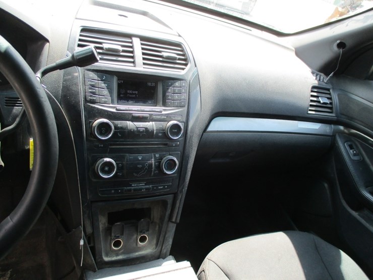 2016-ford-explorer-image-9