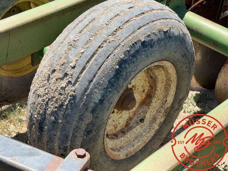 john-deere-235-image-18