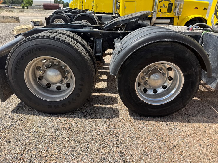 2014-peterbilt-389-image-16