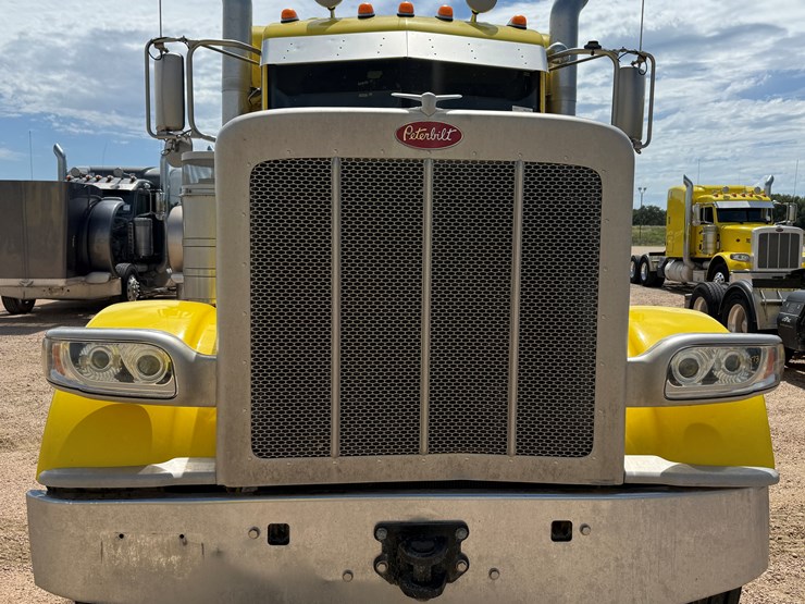 2014-peterbilt-389-image-2