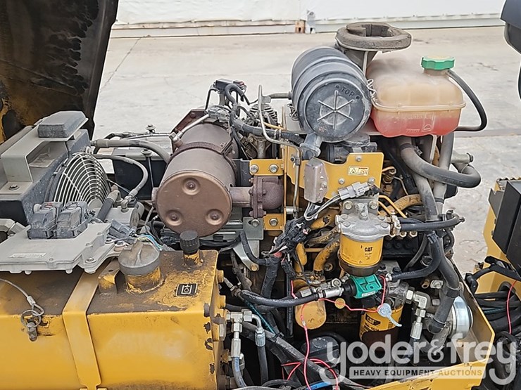 2019-caterpillar-cb24b-image-16