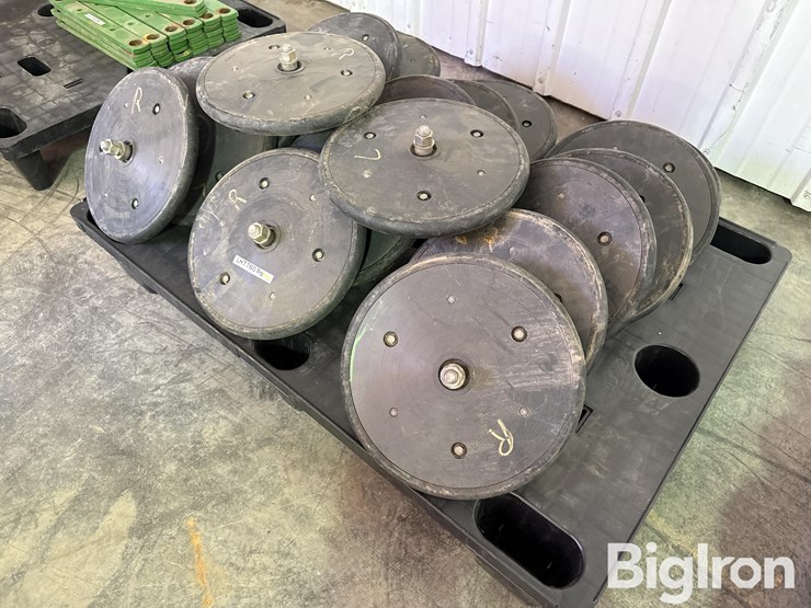 john-deere-planter-wheels-w/bolts-image-1