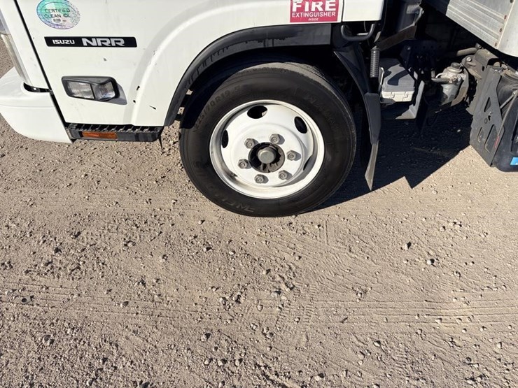 2017-isuzu-nrr-image-9