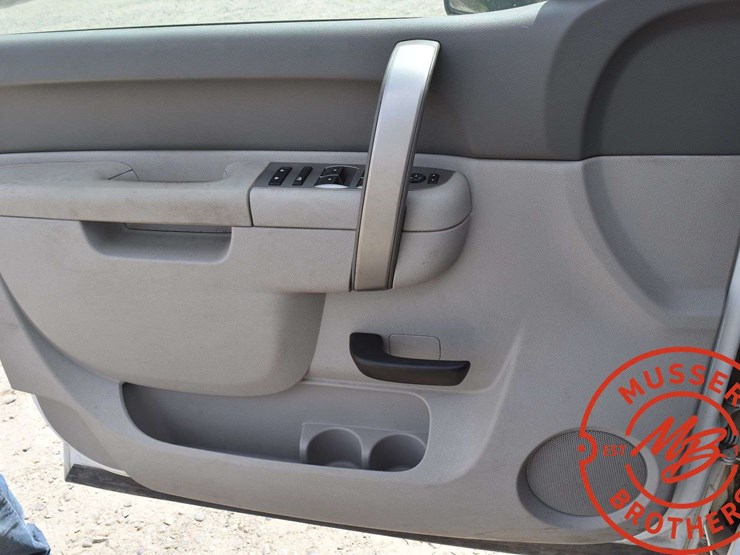 2013-chevrolet-3500-image-44