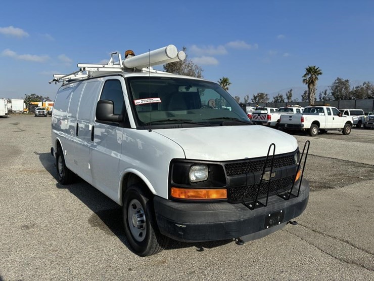 2014-chevrolet-express-3500-image-2
