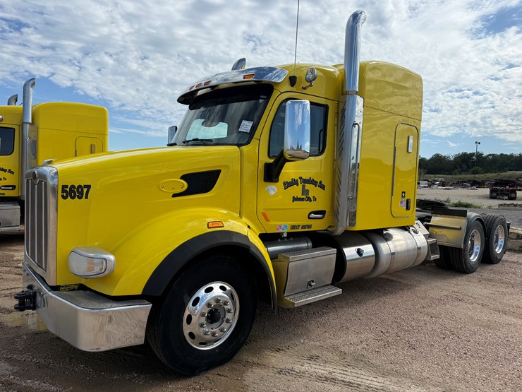 2018-peterbilt-567-image-1