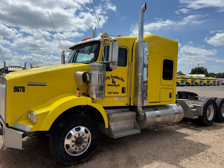 2016-kenworth-t800-image-1