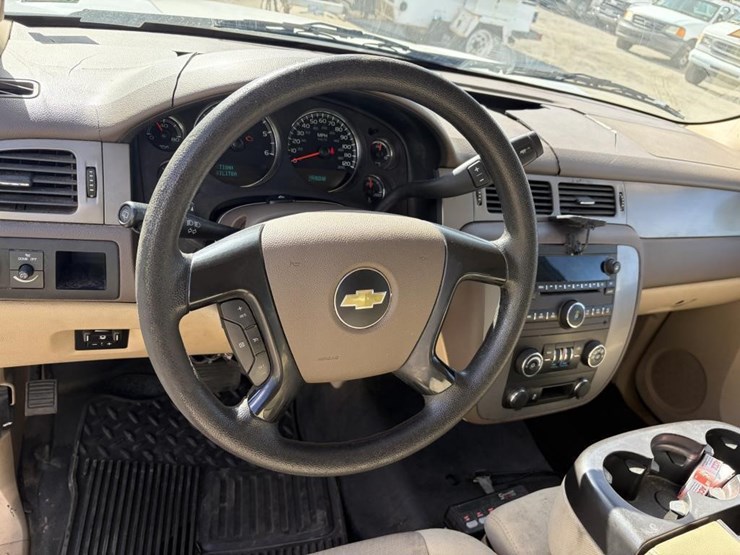 2014-chevrolet-tahoe-lt-image-15