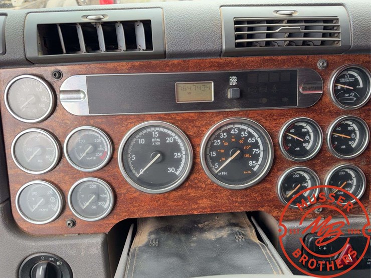 2013-freightliner-cascadia-125-image-22