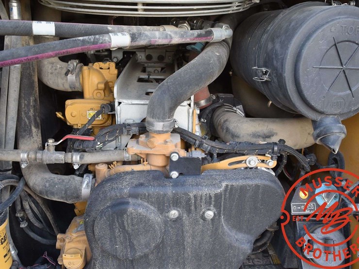 2018-caterpillar-d2-image-38