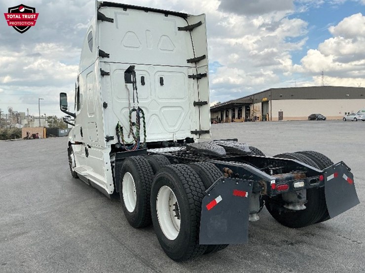 2022-freightliner-cascadia-126-image-2