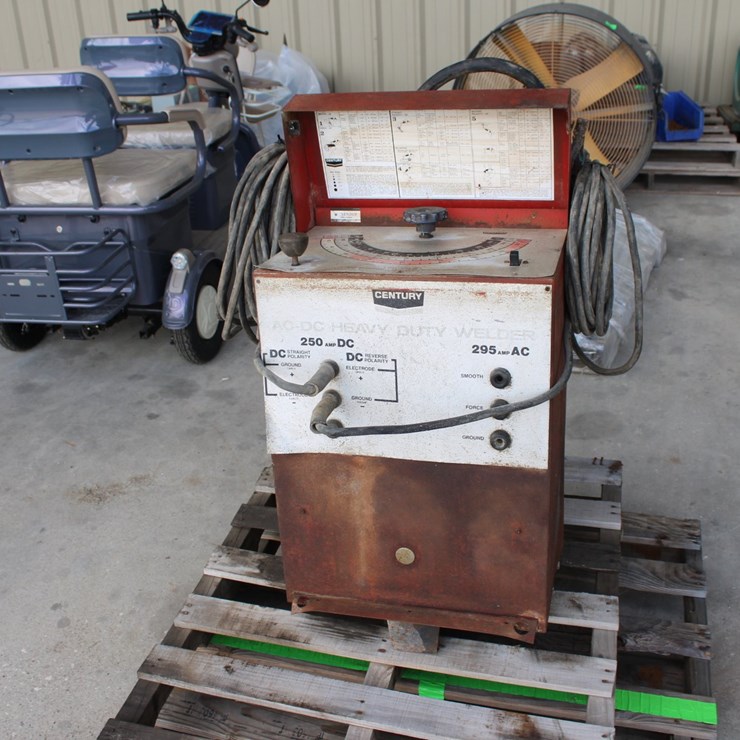 #1037 • Century AC/DC Welder s/Leads