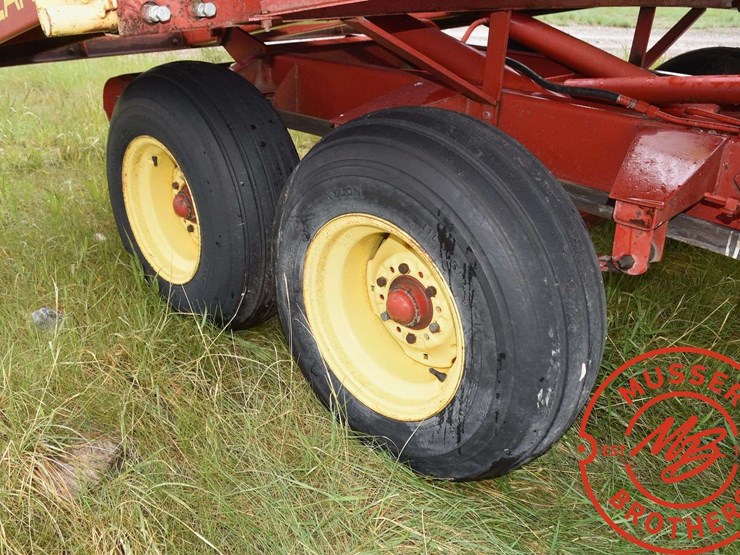 new-holland-1033-image-27