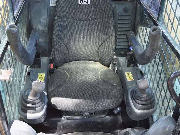 2017-caterpillar-d2-image-44