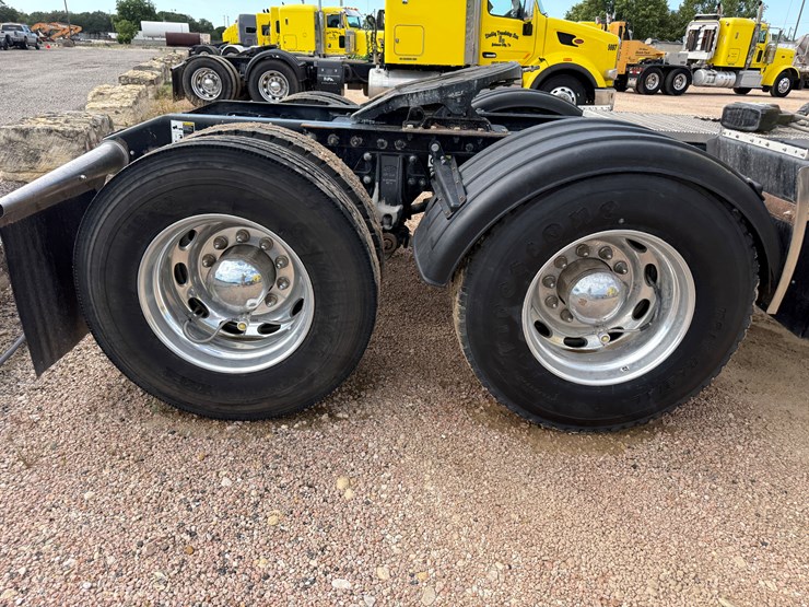 2018-peterbilt-567-image-13