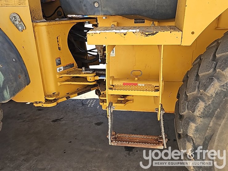 2014-deere-524k-image-24