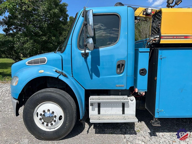 2010-freightliner-m2-106-image-15
