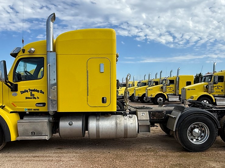 2018-peterbilt-567-image-8