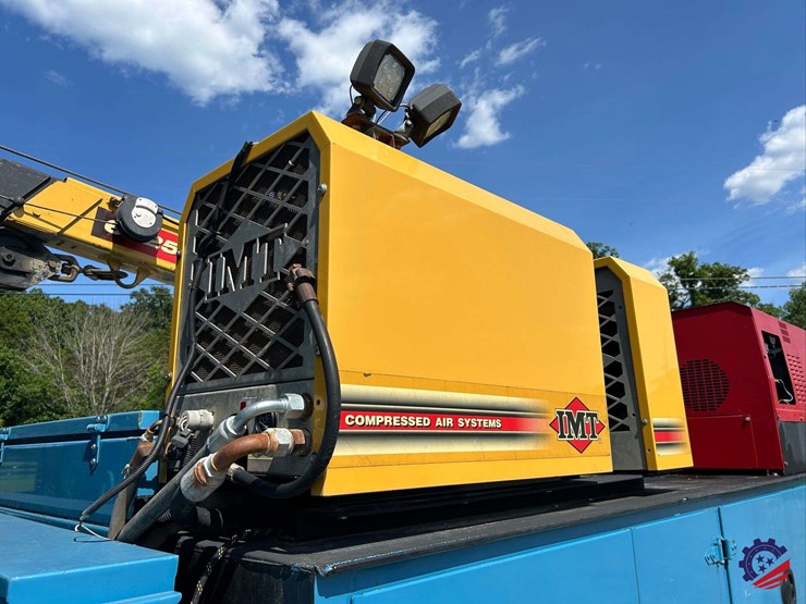 2010-freightliner-m2-106-image-33