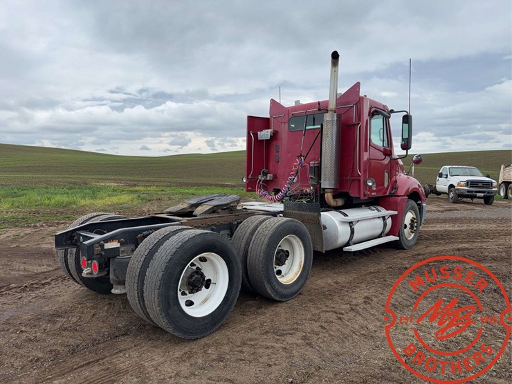 2007-freightliner-columbia-120-image-3