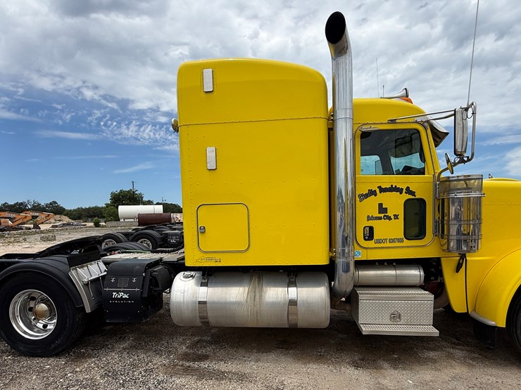 2013-peterbilt-389-image-4