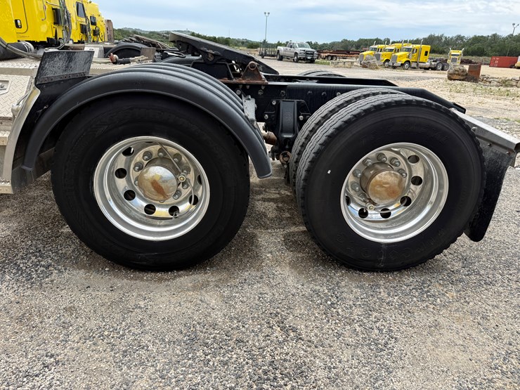 2014-peterbilt-389-image-17