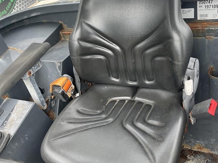 2019-deere-204l-image-11