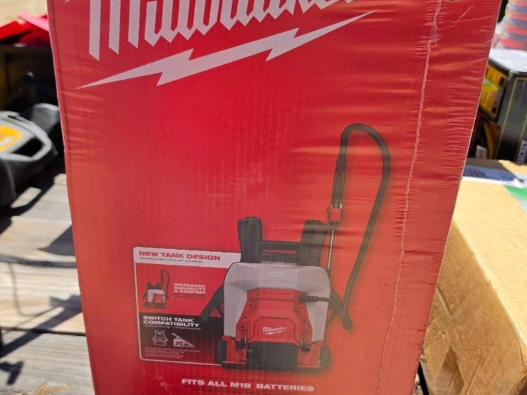 2214---milwaukee-m18-4---gallon-sprayer-image-4