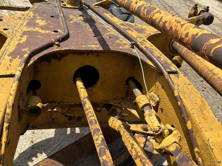 caterpillar-12-image-12