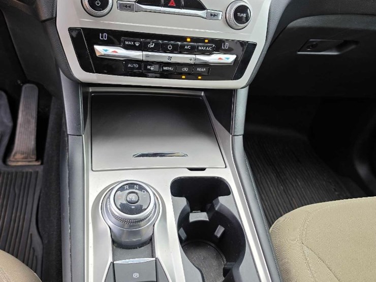 2021-ford-explorer-image-17
