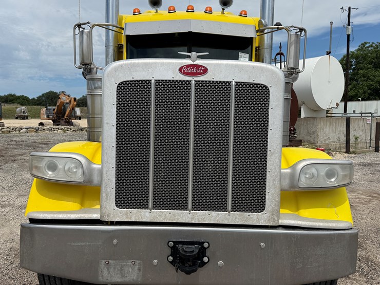 2015-peterbilt-389-image-2