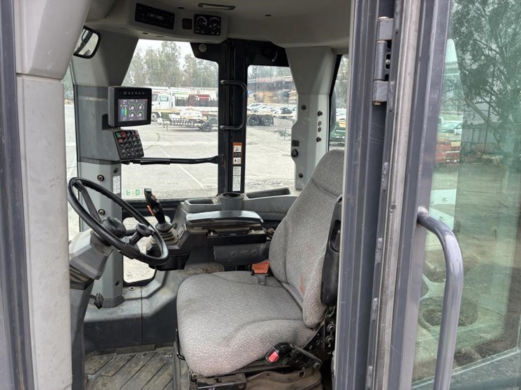 2019-deere-624l-image-17