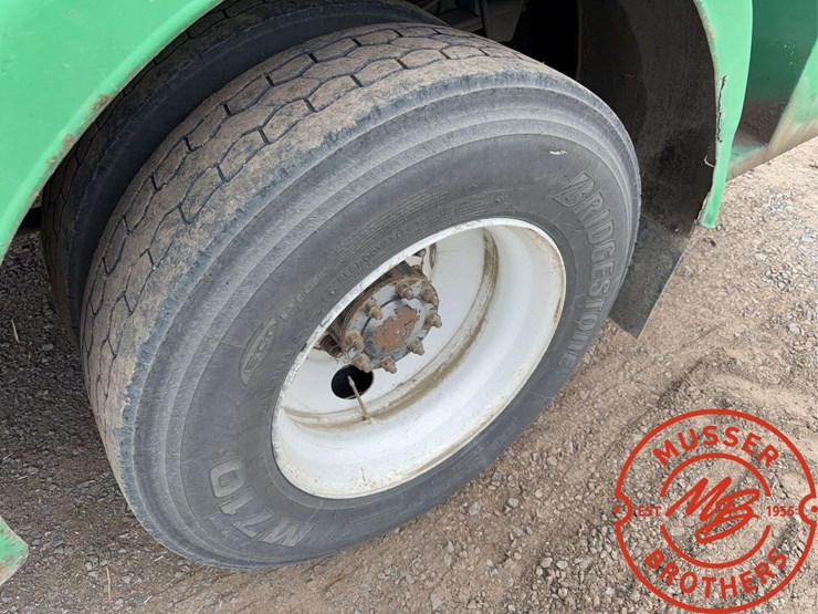 1998-freightliner-fl70-image-10