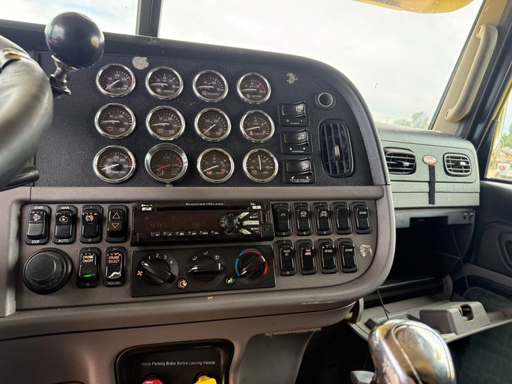 2014-peterbilt-389-image-12