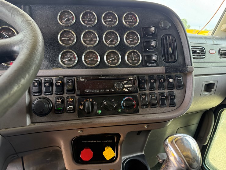2014-peterbilt-389-image-10