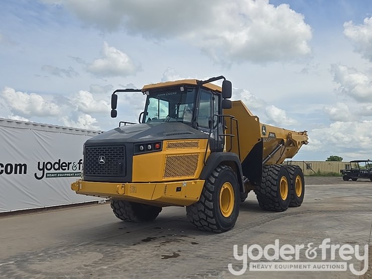 2023-deere-260e-image-1