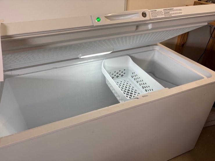 #4037-•-frigidaire-deep-freezer-image-3