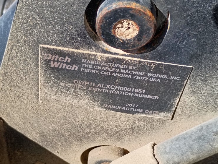 2017-ditch-witch-r300-image-36