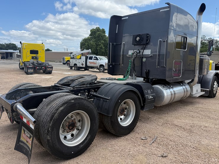 2014-peterbilt-389-image-5