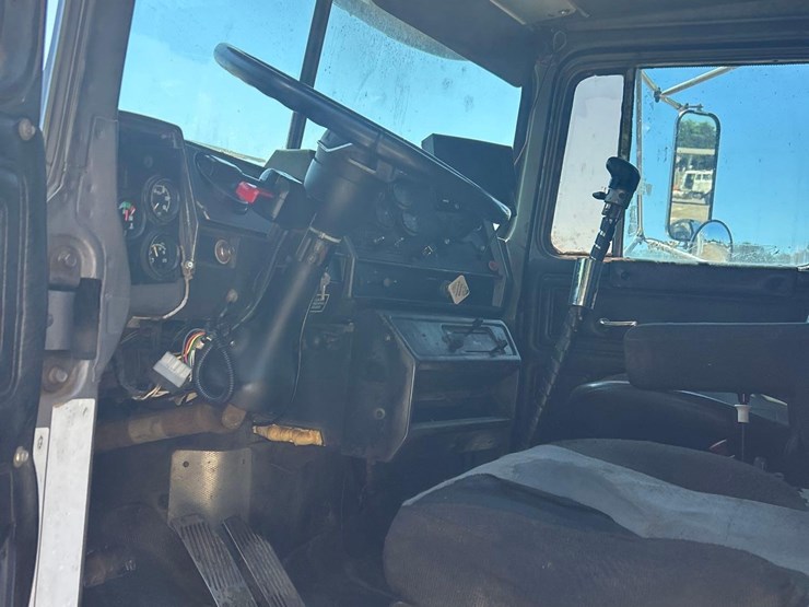 2001-mack-rd688s-image-41