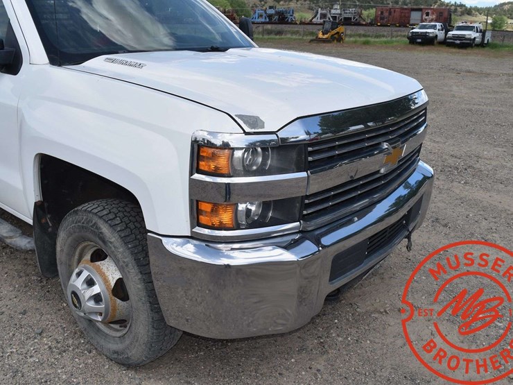 2015-chevrolet-3500-image-15