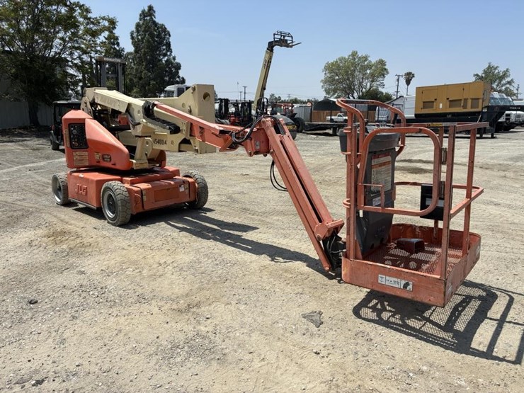 2011-jlg-e400ajpn-image-2