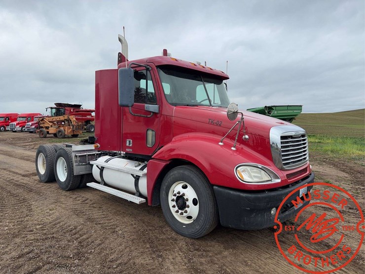 2007-freightliner-columbia-120-image-1