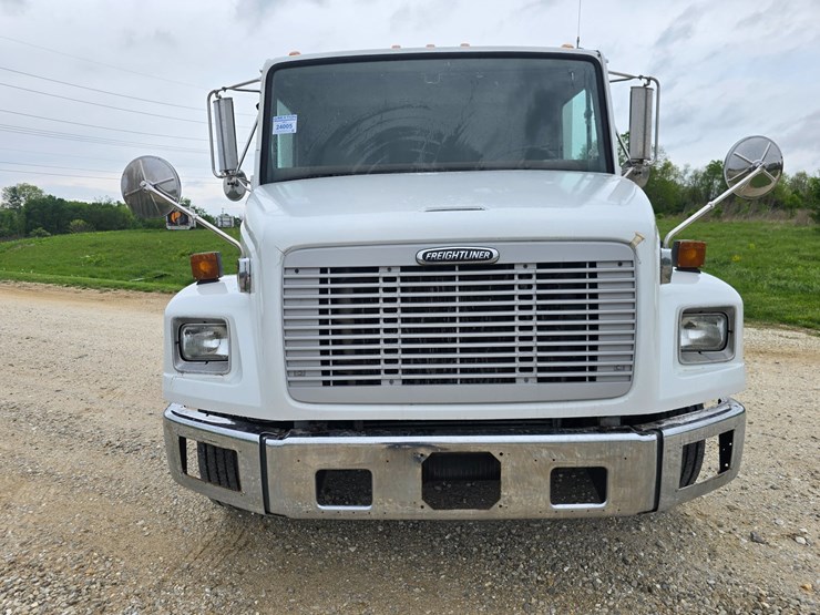 2001-freightliner-fl60-image-25