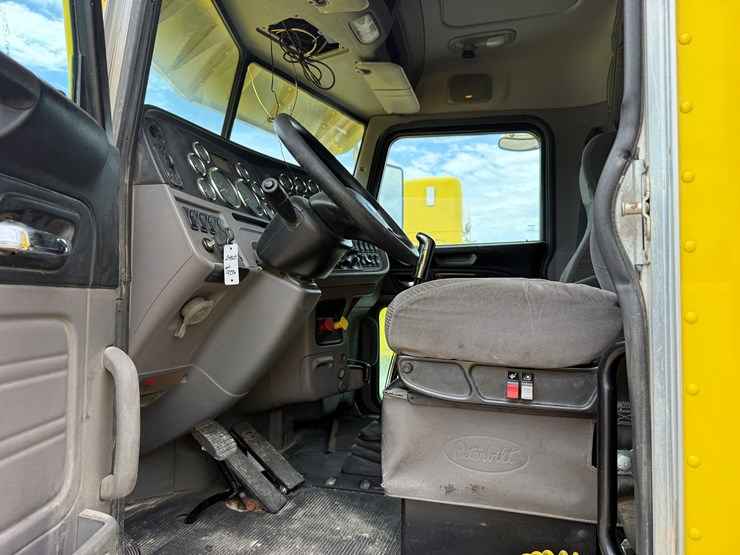 2015-peterbilt-389-image-11