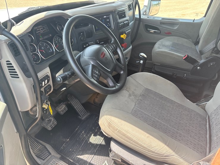 2020-peterbilt-567-image-7