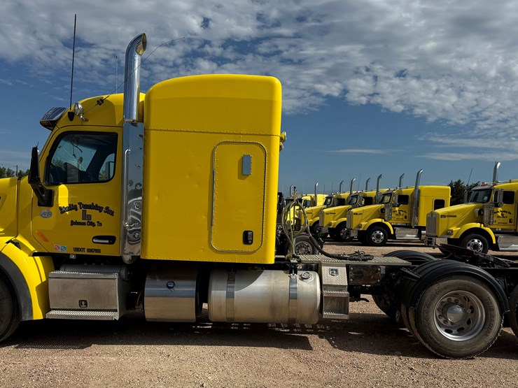 2018-peterbilt-567-image-8