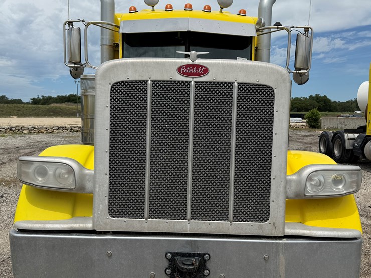 2014-peterbilt-389-image-2